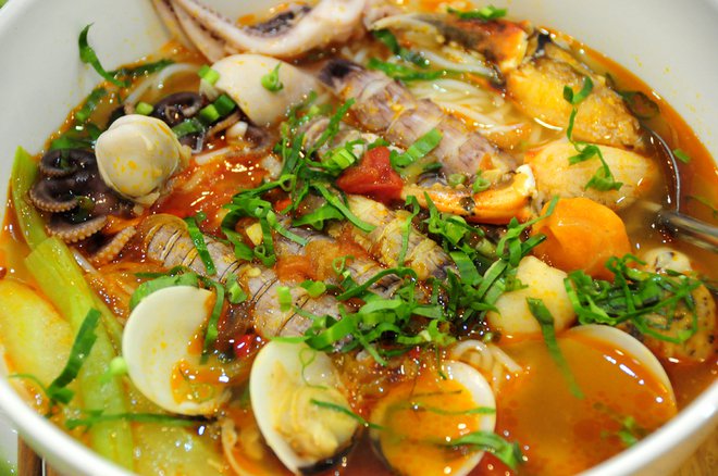 Bề bề là tên gọi khác của tôm tít, loại hải sản giàu chất dinh dưỡng, ngoài hấp bia, hấp nước dừa, rang muối, nướng phô mai, bề bề còn được dùng làm nguyên liệu chính để nấu bún. Bề bề là tên gọi khác của tôm tít, loại hải sản giàu chất dinh dưỡng, ngoài hấp bia, hấp nước dừa, rang muối, nướng phô mai, bề bề còn được dùng làm nguyên liệu chính để nấu bún.
